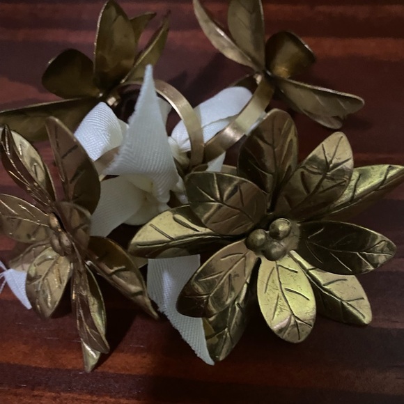 Pottery Born Set Of 4 Gold Leaf Poinsettia Floral Festive Holiday Napkin Rings - Picture 2 of 7